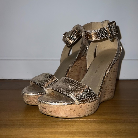 Stuart Weitzman Gold Alligator Cork Wedges - Picture 4 of 8